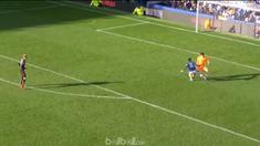 Berita video momen blunder Petr Cech karena komunikasi yang buruk dengan bek Arsenal. This video presented by BallBall.