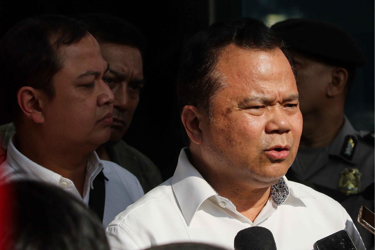 Eks Dirjen Imigrasi Ronny F Sompie usai diperiksa KPK terkait kasus Harun Masiku