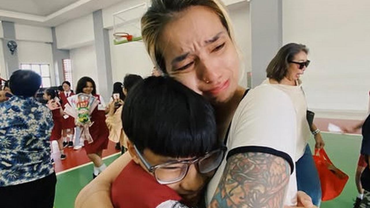 Potret Sheila Marcia Nangis Nathanael Lulus SD, Ungkap Perjuangan Sakit Hingga Muntah-muntah saat Ujian