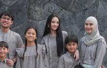Potret Cantik Awet Muda Zaskia Adya Mecca Bareng 5 Anaknya, Kompaki Pakai Outfit Sarimbit di Depan Rumah Raditya Dika