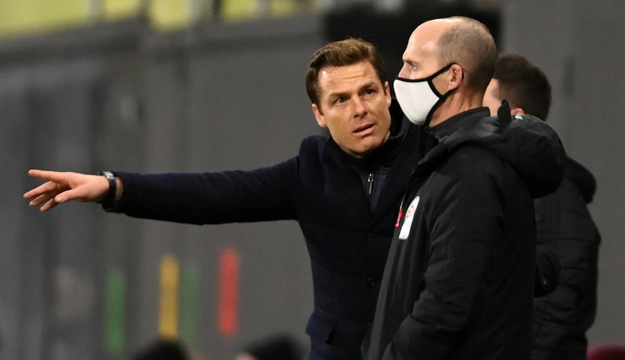 Manajer tim Fulham, Scott Parker (kiri) mempertanyakan keputusan wasit kepada ofisial keempat, Mike Dean dalam laga lanjutan Liga Inggris 2020/21 pekan ke-18 melawan Chelsea di Craven Cottage, Sabtu (16/1/2021). Fulham kalah 0-1 dari Chelsea. (AFP/Mike Hewitt/Pool)