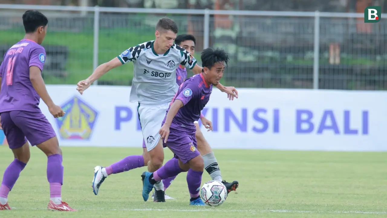 Pemain tengah Persik Kediri, Muhammad Taufik.