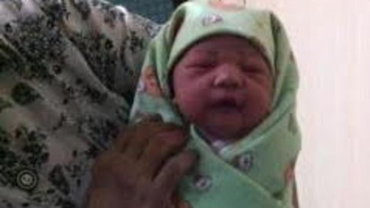 Mengharukan, Yuli terpaksa melahirkan bayi di bus saat mudik