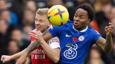 Pemain Chelsea Raheem Sterling (kanan) berebut bola dengan pemain Arsenal Oleksandr Zinchenko pada pertandingan sepak bola Liga Inggris di Stadion Stamford Bridge, London, Inggris, 6 November 2022. Arsenal kembali memuncaki klasemen Liga Inggris usai mengalahkan Chelsea dengan skor 1-0. (AP Photo/Kirsty Wigglesworth)