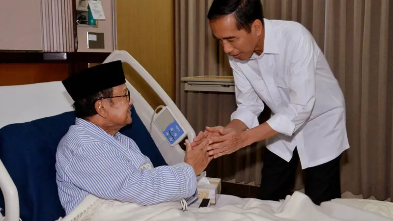 Keakraban Jokowi dan BJ Habibie di Ruang Perawatan