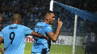 Selebrasi Wallace Costa Alves saat Persela menang 4-1 atas PSMS di Stadion Surajaya, Lamongan, Minggu (29/4/2018). (Bola.com/Aditya Wany)