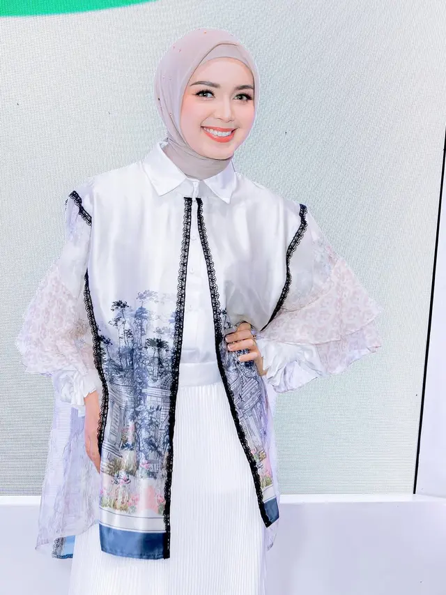 6 Potret Claudia Andhara Jadi Host Tabligh Akbar Ramadan, Tampil Memesona dengan Hijab