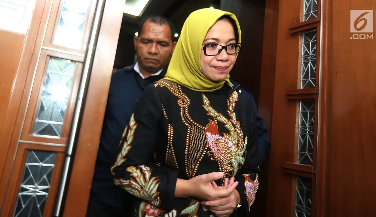 Terdakwa kasus suap PLTU Riau-1, Eni Maulani Saragih usai mengikuti sidang dakwaan di Pengadilan Tipikor, Jakarta, Kamis (29/11). Eni juga didakwa menerima gratifikasi sebesar Rp 5,6 miliar dan 40 ribu dolar Singapura. (Liputan6.com/Herman Zakharia)