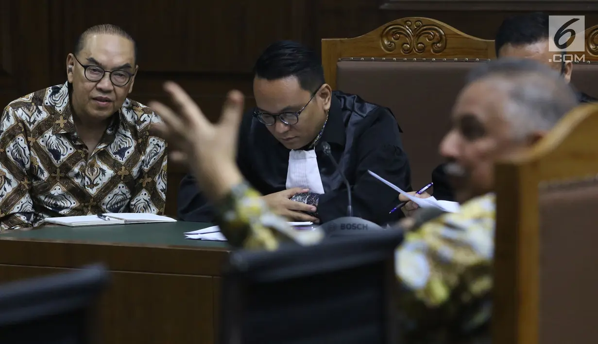 Terdakwa suap pembangunan PLTU Riau-1, Johannes Budisutrisno Kotjo (kiri) saat menjalani sidang lanjutan di Pengadilan Tipikor, Jakarta, Kamis (25/10). Sidang mendengar kesaksian Dirut PT PLN (Persero), Sofyan Basir. (Liputan6.com/Helmi Fithriansyah)