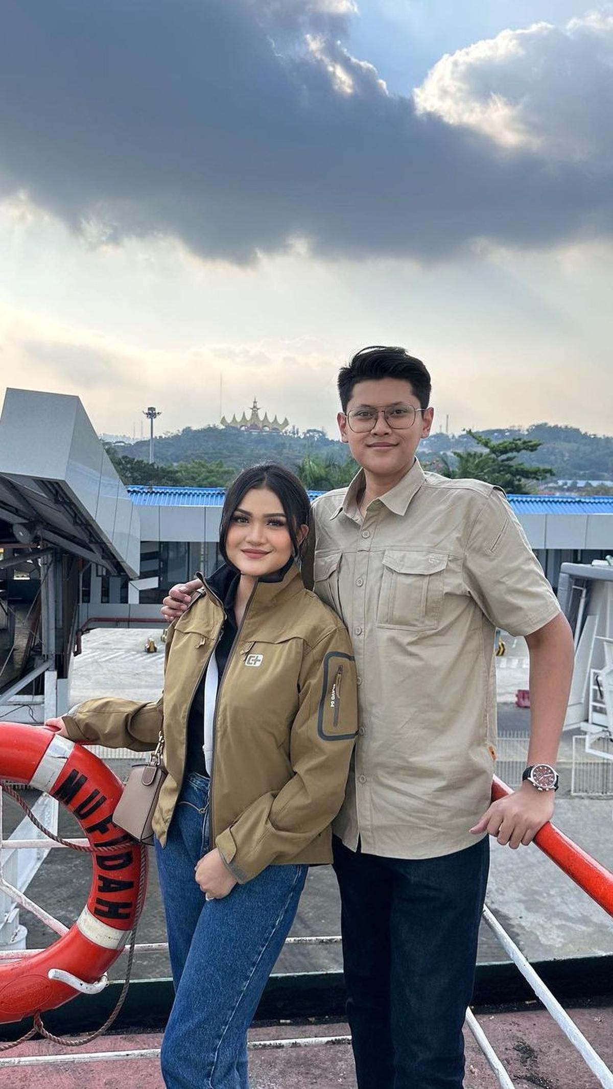 Menantu Panglima TNI ini aktif di Instagram, saat ini ia sudah mempunyai 14 ribu lebih followers. Melalui bio Instagramnya, diketahui ia juga mempunyai usaha kuliner.