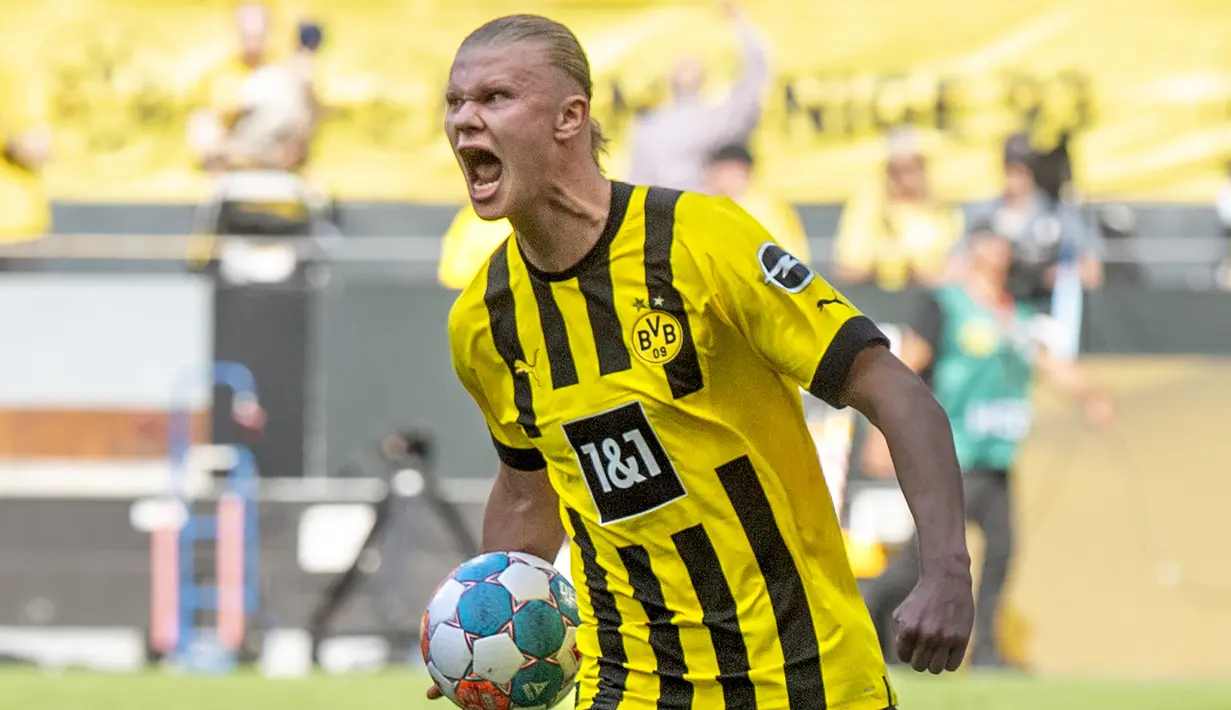 Erling Haaland. Striker Norwegia berusia 21 tahun ini telah 2,5 musim memperkuat Borussia Dortmund sejak pertengahan musim 2019/2020. Musim 2021/2022 merupakan musim terakhirnya karena musim depan ia telah menyepakati kontrak untuk bergabung bersama Manchester City dengan nilai transfer sebesar 75 juta euro. Bersama Dortmund hingga kini ia telah tampil dalam 89 laga di semua ajang dengan torehan 86 gol dan 23 assist. (dpa via AP/David Inderlied)