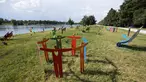 Pemandangan instalasi 'Rainbow Park', oleh desainer dan seniman Stefano Rossetti, di danau buatan Idroscalo, di Milan, Italia, Selasa (22/6/2021). Instalasi yang terdiri dari furnitur jalanan, patung, dan benda logam berwarna, akan dipajang hingga Juni 2022. (AP Photo/Luca Bruno)