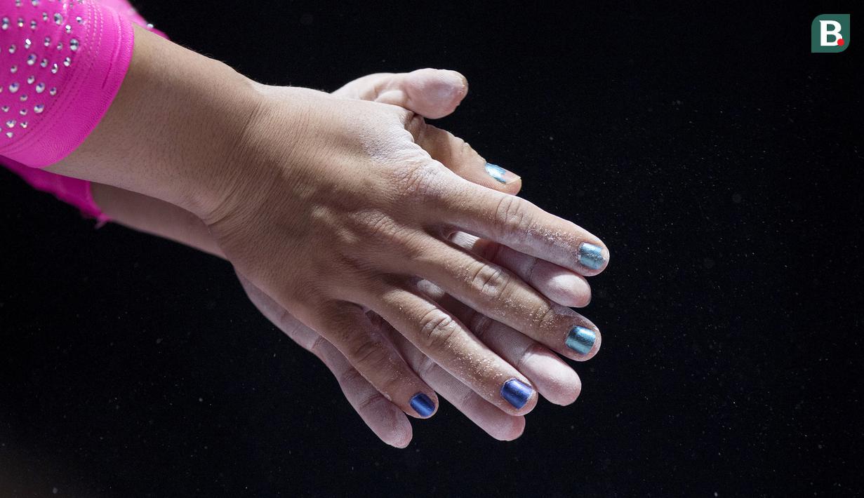 Warna-warni kuku Rifda Irfanaluthfi pesenam artistik putri Indonesia dalam nomor semua alat beregu pada Asian Games di JIExpo, Jakarta, Selasa (21/8/2018). (Bola.com/Peksi Cahyo)