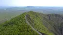 Pemandangan objek wisata Wudalianchi di Heihe, Heilongjiang, China, Jumat (3/7/2020). Wudalianchi atau lima danau bendungan lava memiliki geomorfologi dan geologi gunung berapi tipikal yang masih utuh serta dianggap sebagai Museum Gunung Berapi Alami oleh kalangan geolog. (Xinhua/Xie Jianfei)