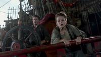 Kita melihat akting Levi Miller sebagai Peter Pan yang berkawan dengan Captain Hook dalam trailer perdana Pan.