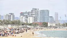 Orang-orang berjemur di Pantai Bogatell di Barcelona, Minggu (6/6/2021). Spanyol akan mengizinkan semua pelancong yang divaksinasi untuk mengunjungi negara itu mulai 7 Juni, dengan tujuan kembali menghidupkan industri perjalanan yang terpukul pandemi Covid-19. (Pau BARRENA/AFP)