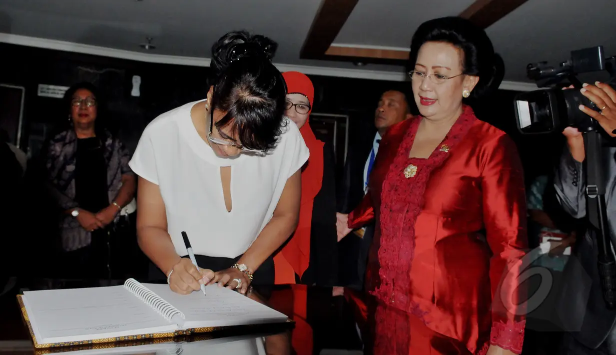 Istri Presiden Madagaskar, Voahangy Rajaonarimampianina mengisi buku tamu saat berkunjung ke ke DPD RI, Komplek Parlemen Senayan, Jakarta, Rabu (22/4/2015). Voahangy diterima Wakil Ketua DPD RI GKR Hemas. (Liputan6.com/Andrian M Tunay)