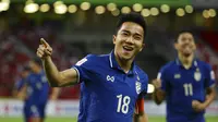 Selebrasi striker Thailand, Chanathip Songkrasin, usai membobol Timnas Indonesia pada leg pertama final Piala AFF 2020 di National Stadium, Singapura, Rabu (29/12/2021) malam WIB. (AP Photo/Suhaimi Abdullah)
