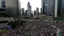 Pengunjuk rasa berkumpul di luar gedung parlemen di Hong Kong, Rabu (12/6/2019). Ribuan pengunjuk rasa memblokir pintu masuk ke kantor pusat pemerintah Hong Kong untuk memprotes RUU Ekstradisi. (AP Photo/Vincent Yu)