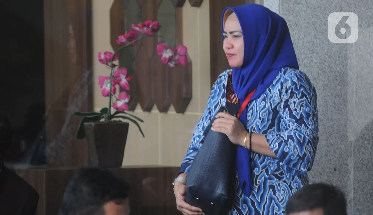 Anggota DPRD Kabupaten Muara Enim, Verra Erika seusai menjalani pemeriksaan di Gedung KPK, Jakarta, Selasa (3/12/2019). Verra Erika diperiksa sebagai saksi untuk melengkapi berkas penyidikan Bupati nonaktif Muara Enim Ahmad Yani. (merdeka.com/Dwi Narwoko)