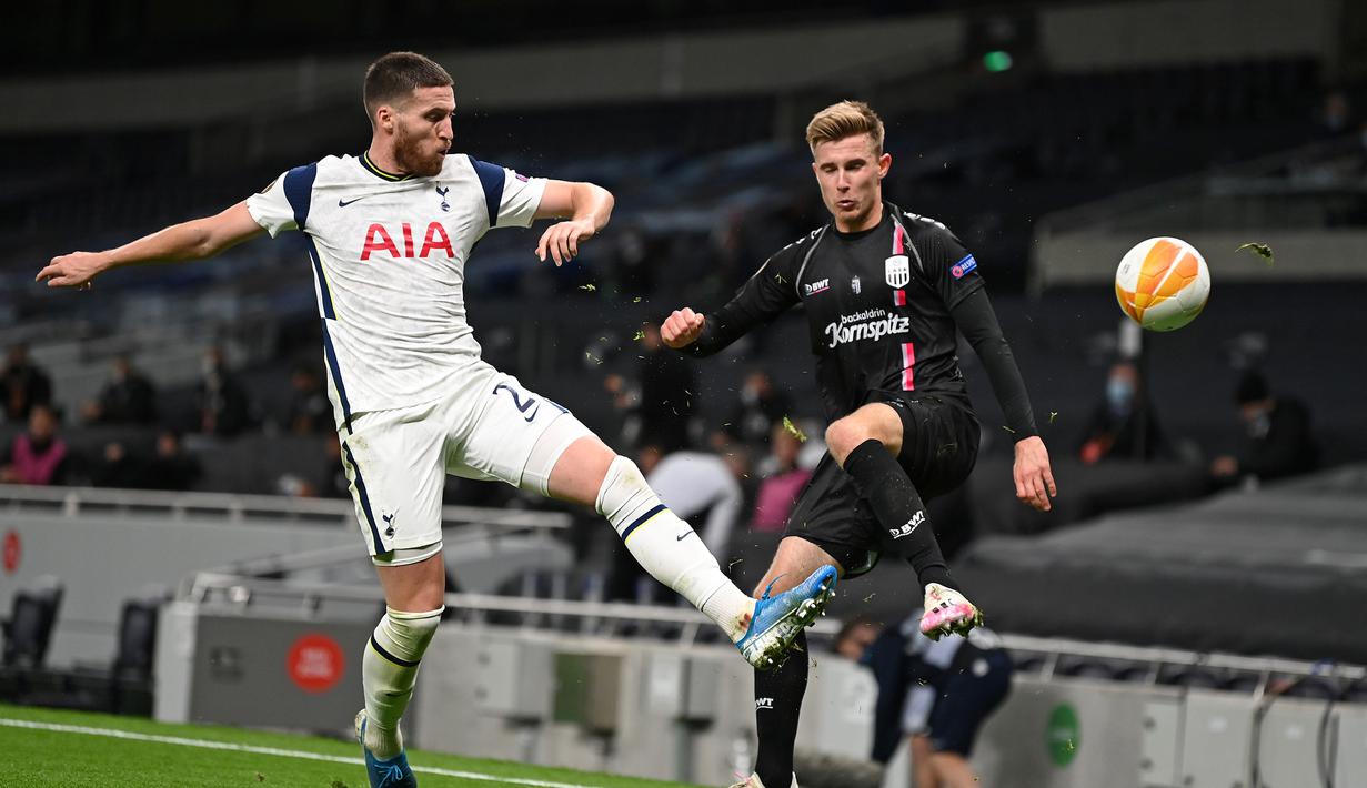 Bek Tottenham, Matt Doherty, berebut bola dengan penyerang LASK, Johannes Eggestei, pada laga Grup J Liga Europa 2020/2021 di Tottenham Hotspurs Stadium, Jumat (23/10/2020) dini hari WIB. Tottenham menang telak 3-0 atas LASK. (AFP/Daniel Leal-Olivas)