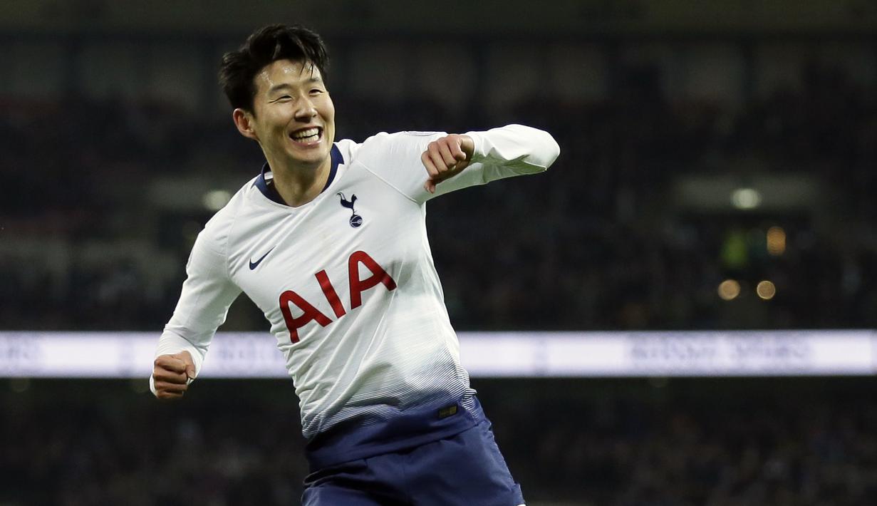 Gelandang Tottenham Hotspur, Heung-Min Son, melakukan selebrasi usai membobol gawang Bournemouth pada laga Premier League di Stadion London, Rabu (26/12). (AP/Tim Ireland)