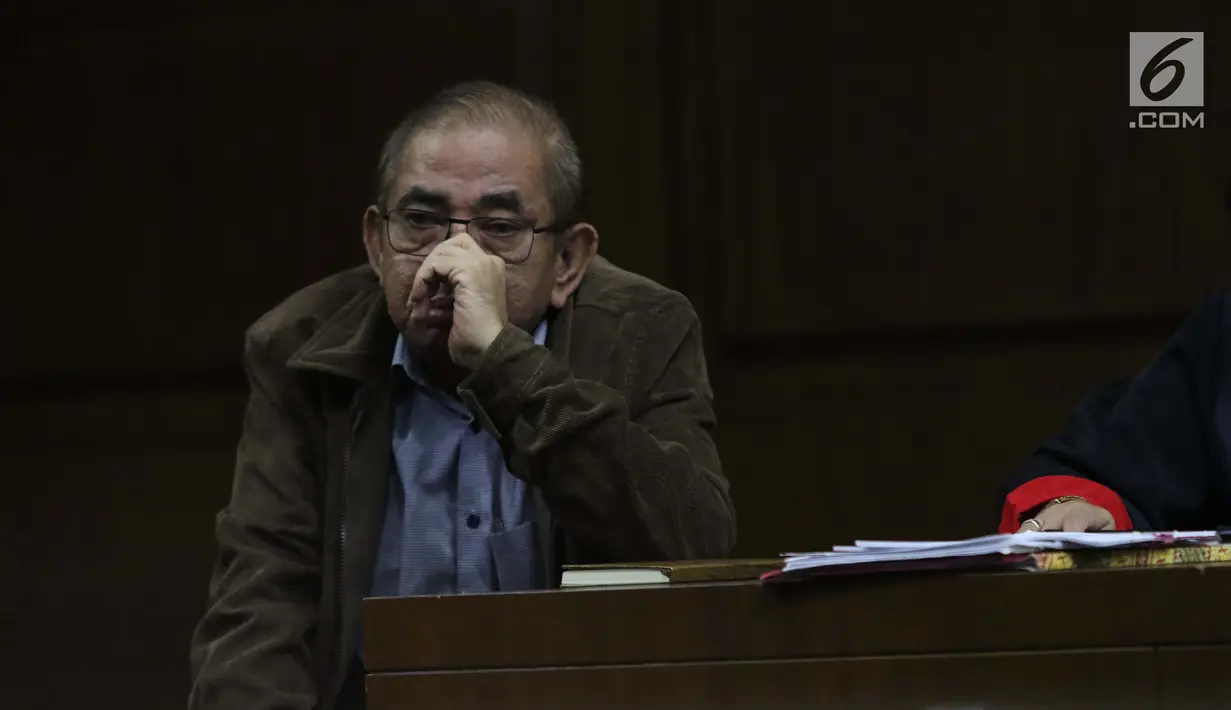 Terdakwa kasus dugaan suap limbah sawit yang juga mantan Ketua Komisi B DPRD Provinsi Kalteng Borak Milton menyimak keterangan saksi saat sidang lanjutan di Pengadilan Tipikor, Jakarta, Rabu (8/5/2019). Sidang tersebut beragenda mendengar keterangan dua orang saksi (Liputan6.com/Helmi Fithriansyah)
