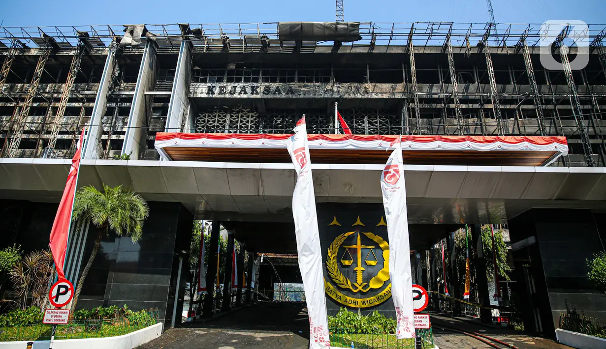 Kondisi gedung utama Kejaksaan Agung yang terbakar di Jakarta, Minggu (23/8/2020). Kebakaran hebat yang menghanguskan gedung utama Kejaksaan Agung pada Sabtu (22/8/2020) malam juga membuat sejumlah tahanan dievakuasi. (Liputan6.com/Faizal Fanani)