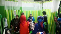 Salah satu korban keracunan makanan tradisional pallu basa dirawat di ruang UGD RS Faisal, Kota Makassar, Sulawesi Selatan. (Liputan6.com/Eka Hakim)