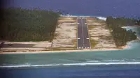 Presiden Jokowi Jalan-jalan usai meresmikan Bandara Miangas, Kabupaten Talaud, Provinsi Sulawesi Utara (19/10) - Fotografer Agus Suparto