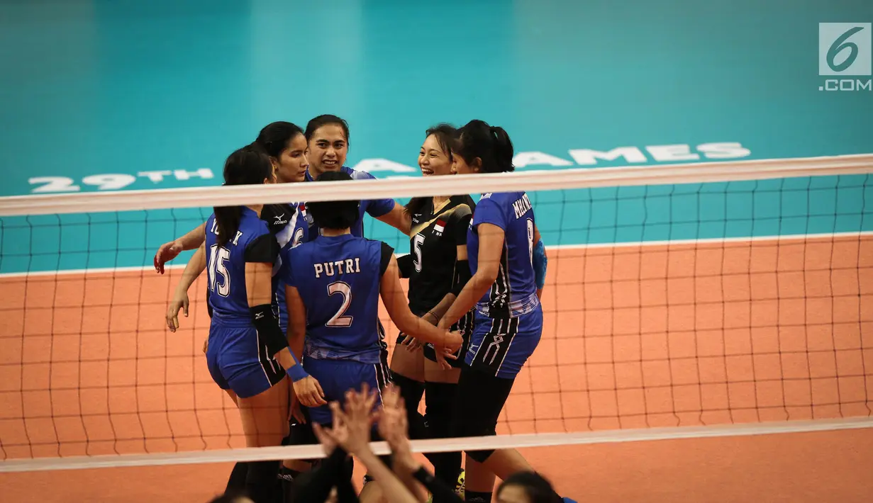 Timnas voli putri Indonesia berkumpul disela semifinal SEA Games 2017 melawan Vietnam di Hall 11 MITEC, Kuala Lumpur, Sabtu (26/8). Tim bola voli putri Indonesia menang 3-2 (18-25, 25-21, 29-27, 15-25, 15-13) atas Vietnam. (Liputan6.com/Faizal Fanani)