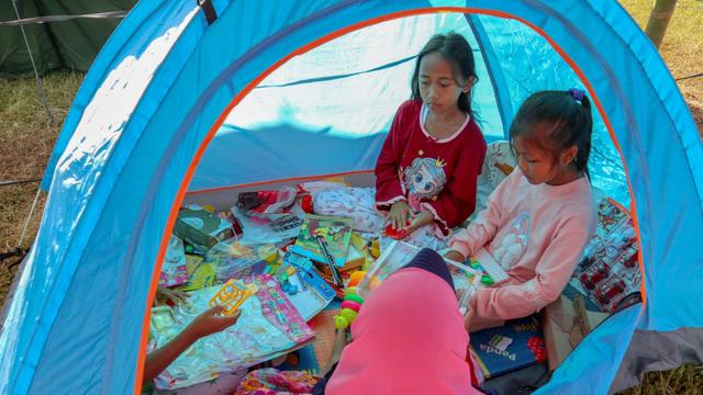 Membaca buku bersama (Foto: Dok. Dongeng Ceria)