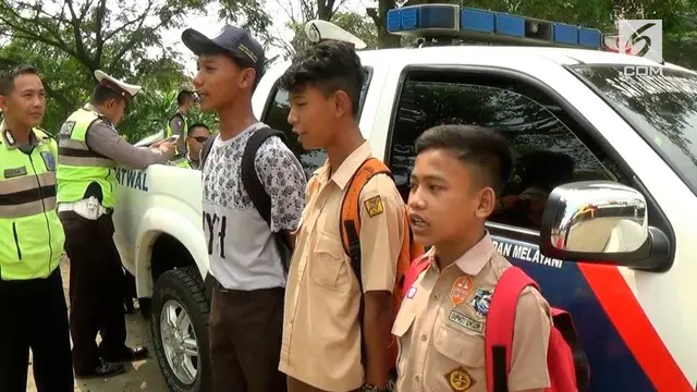 Tertangkap razia, pelajar dihukum Polisi menyanyikan lagu Indonesia Raya.