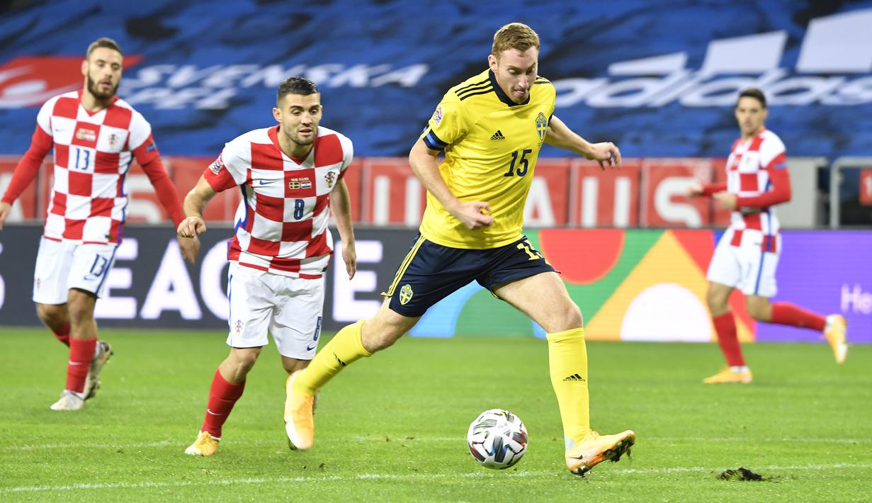Striker Swedia, Dejan Kulusevski, menguasai bola dalam laga UEFA Nations League Grup 3 melawan Kroasia di Friends Arena, Solna, Swedia, Minggu (15/11/2020) dini hari WIB. Swedia menekuk Kroasia 2-1. (AFP/Henrik Montgomery/TT News Agency)