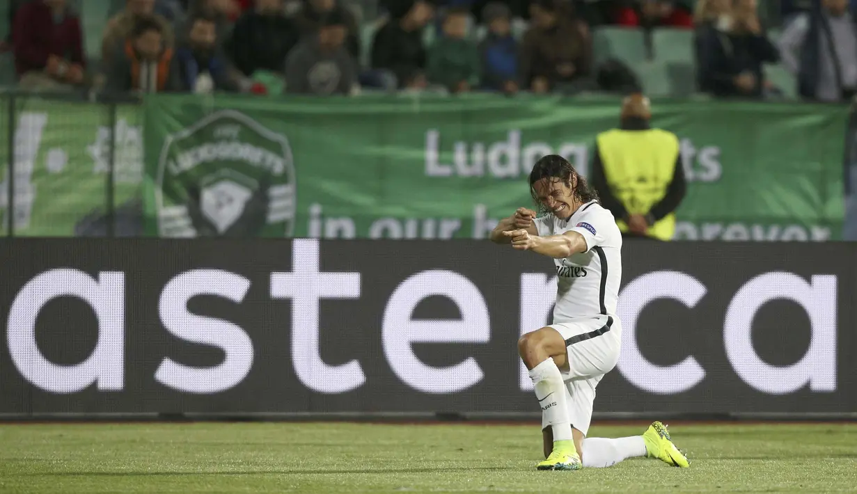 Edinson Cavani mencetak dua gol untuk kemenangan timnya PSG saat melawan  Ludogorets pada laga grup A Liga Champions di Vassil Levski stadium, Sofia, Bulgaria, Kamis (29/9/2016) dini hari WIB. (REUTERS/Stoyan Nenov)