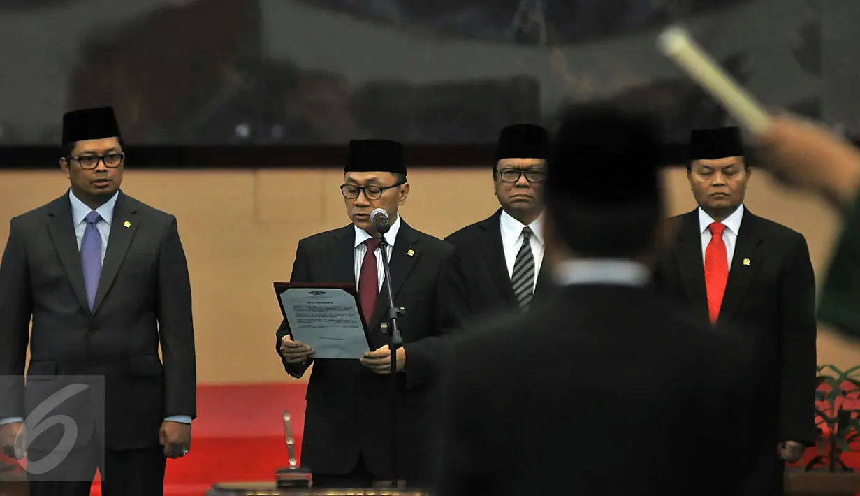 Ketua MPR, Zulkifli Hasan (kedua kiri) saat melantik Sekjen MPR yang Baru Ma'ruf Cahyono di Senayan, Jakarta, Rabu (3/2/2016). Ma'ruf Cahyono mengantikan Edi Siregar yang memasuki masa pensiun sejak Desember 2015. (Liputan6.com/Johan Tallo)