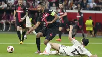 Striker AS Roma, Sardar Azmoun (bawah) berusaha merebut bola dari penguasaan bek Bayer Laverkusen, Jonathan Tah pada laga leg kedua semifinal Liga Europa 2023/2024 di BayArena, Leverkusen, Kamis (9/5/2024). (AP Photo/Matthias Schrader)