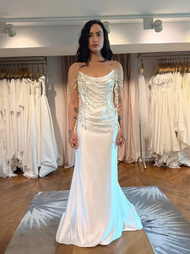 Demi Lovato di Hari Pernikahannya Bersama Jordan Lutes. [@voguemagazine]