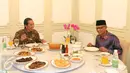 Presiden Joko Widodo saat makan siang bersama Ketua Umum PP Muhammadiyah Haedar Nashir di Istana Merdeka, Jakarta, Jumat (13/1). Pertemuan ini lanjutan dari silaturahmi kebangsaan yang dimulai Presiden sejak akhir 2017 lalu. (Liputan6.com/Angga Yuniar)
