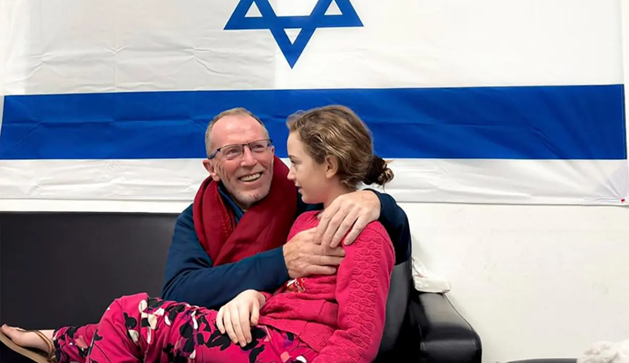 Seperti dilansir Al Jazeera, Senin (27/11/2023), Israel dan Hamas melakukan pertukaran tahanan dan sandera selama tiga hari pertama gencatan senjata di Jalur Gaza yang dimulai sejak Jumat (24/11) waktu setempat. Sesuai kesepakatan, gencatan senjata berlangsung selama empat hari dan akan berakhir pada Senin (27/11). (The Israeli Army via AP)