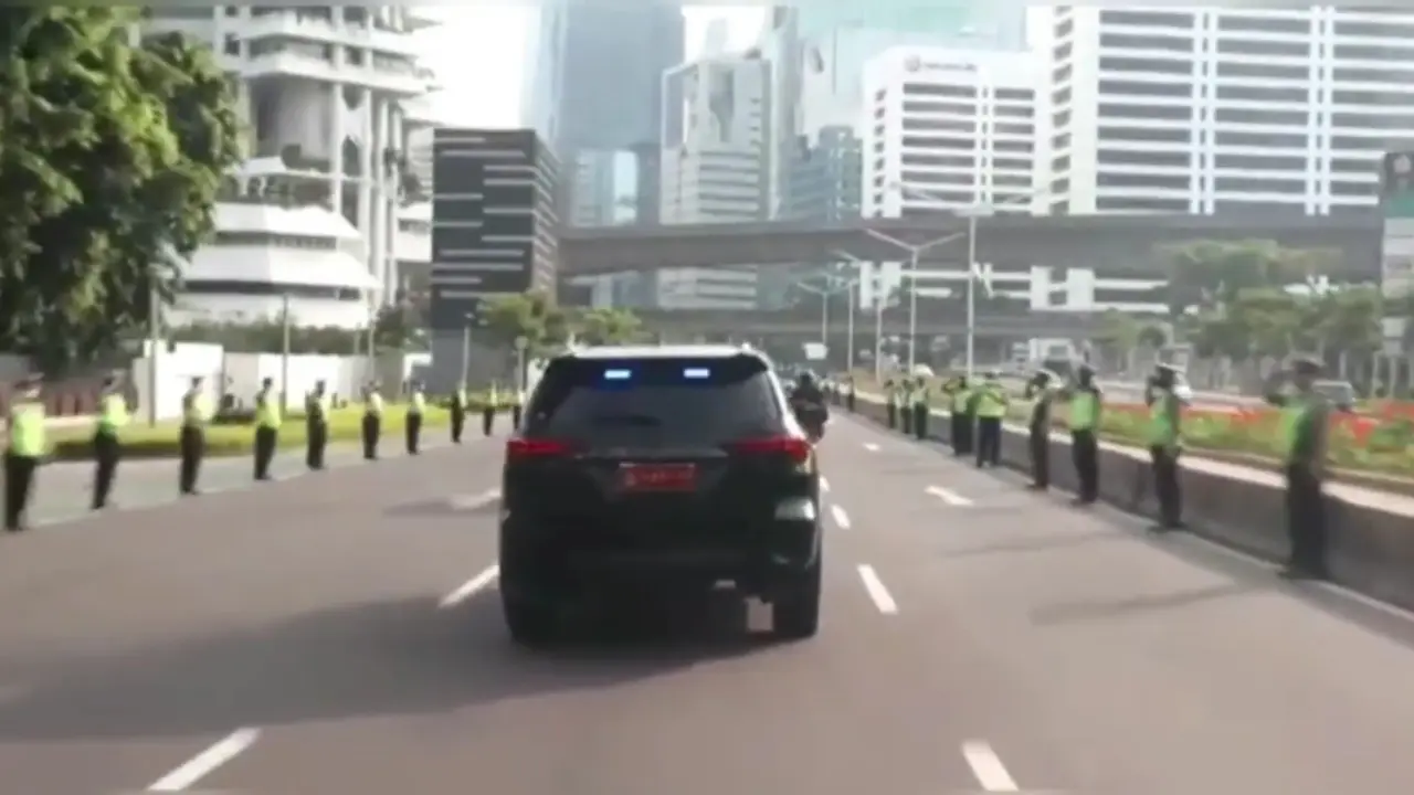 Ratusan anggota Polri memberi hormat ke Panglima TNI yang tengah menuju Istana Merdeka, Selasa 5 Oktober 2021