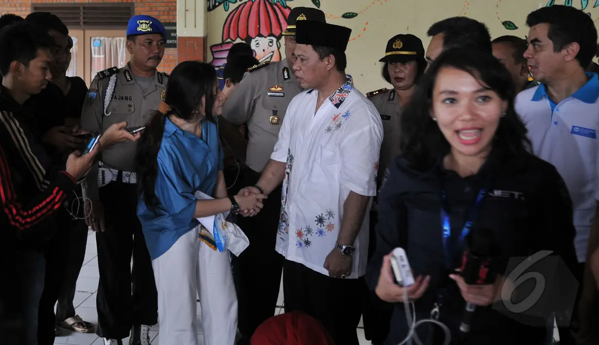 Kadiv Humas Mabes Polri, Irjen Pol Anton Charlian (kanan) bersalaman dengan Sekjen KPAI Erlinda usai memberi keterangan kepada awak media di pendopo Safe House Cibubur, Jakarta, Sabtu (16/5/2015). (Liputan6.com/Johan Tallo)