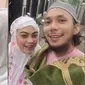 Norman Kamaru dan istri tampil dalam busana muslim (Sumber: Instagram/onca_marthinus)