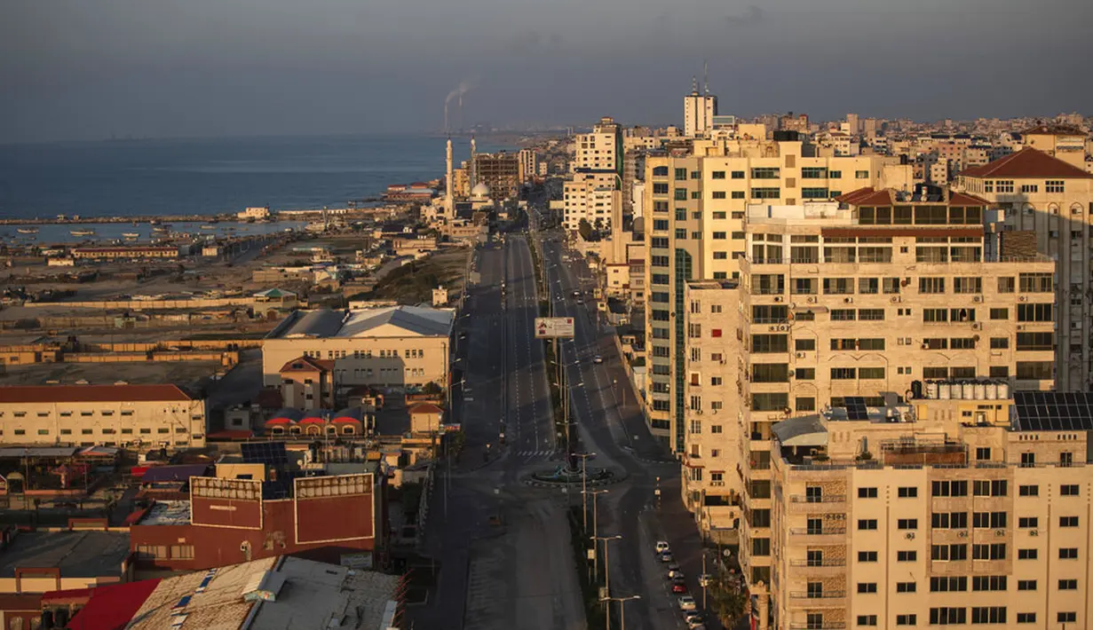 Suasana jalan utama yang kosong selama lockdown untuk menahan pandemi virus corona COVID-19 di Jalur Gaza, Palestina, Jumat (18/12/2020). Lockdown parsial di Jalur Gaza mulai diberlakukan sejak awal bulan Desember. (AP Photo/Khalil Hamra)