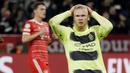 Ekspresi pemain Manchester City, Erling Haaland, setelah gagal mencetak gol penalti ke gawang Bayern Munchen pada babak perempat final leg kedua Liga Champions di Allianz Arena, Kamis (20/4/2023). (AFP Chistof Stache)