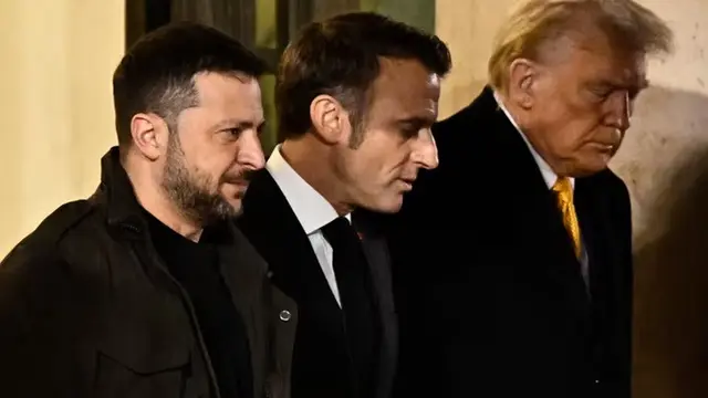 Presiden Ukraina Volodymyr Zelenskyy, Presiden Prancis Emmanuel Macron, dan presiden terpilih Amerika Serikat Donald Trump usai pertemuan mereka di Istana Presiden Elysee di Paris pada Sabtu (7/12/2024).