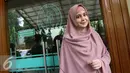 Senyum manis Risty Tagor seusai menjalani persidangan cerai di pengadilan Agama, Jakarta, Kamis (18/2). Sidang dilanjutkan pada 3 maret 2016 dengan agenda keputusan. (Liputan6.com/Herman Zakharia)