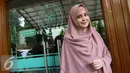 Senyum manis Risty Tagor seusai menjalani persidangan cerai di pengadilan Agama, Jakarta, Kamis (18/2). Sidang dilanjutkan pada 3 maret 2016 dengan agenda keputusan. (Liputan6.com/Herman Zakharia)