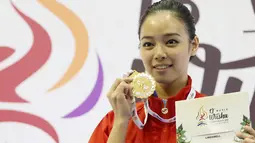 Atlet Wushu Indonesia, Lindswell Kwok saat menerima medali emas ke-2 untuk Indonesia, pada Kejuaraan Dunia Wushu 2015 di Istora Senayan, Jakarta, Minggu(15/11/2015). (Bola.com/Nicklas Hanoatubun)
