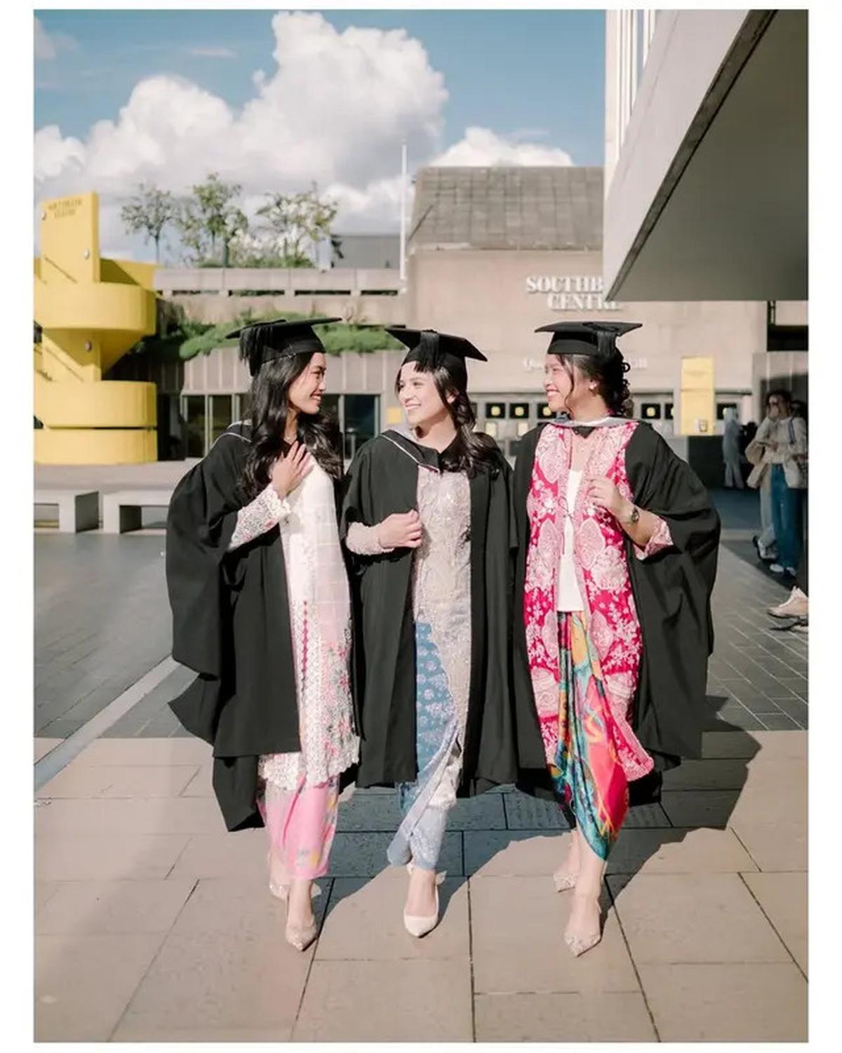 6 Potret Kebaya Namira Adjani saat Wisuda S2 di London, Paduan Kain Pink Menawan
